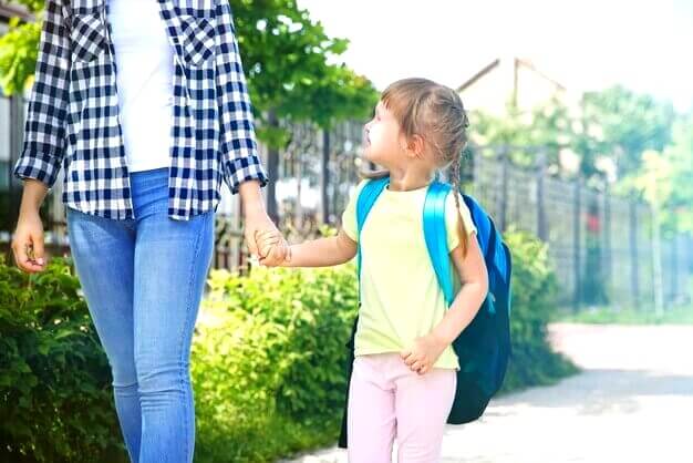 Maman et sa fille sur la route