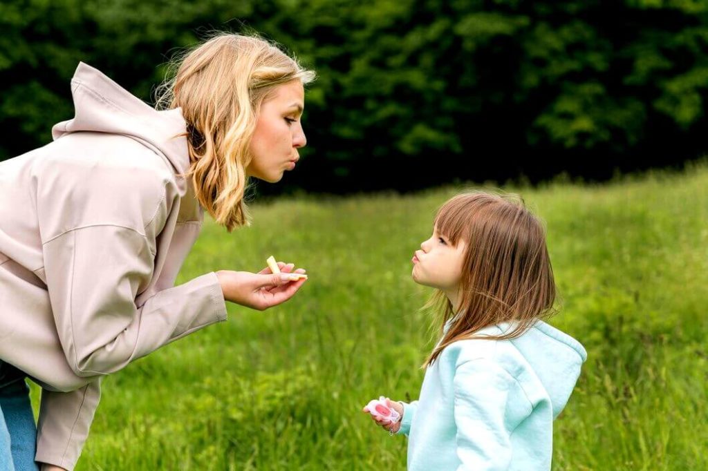 Maman joue avec sa petite fille