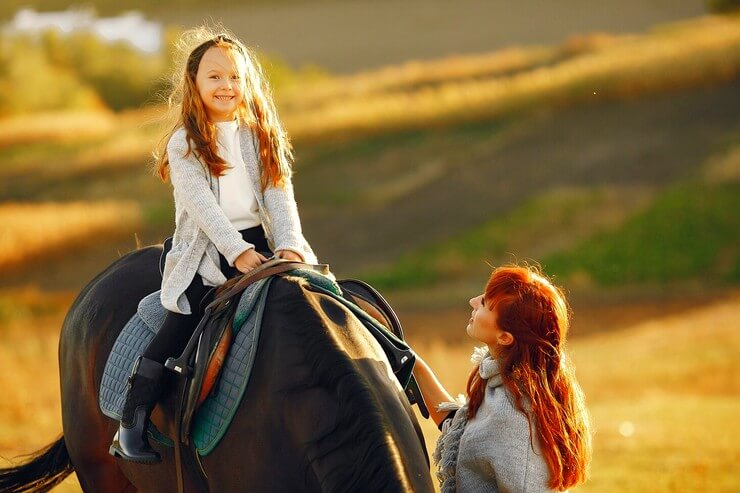 Petite fille sur un cheval