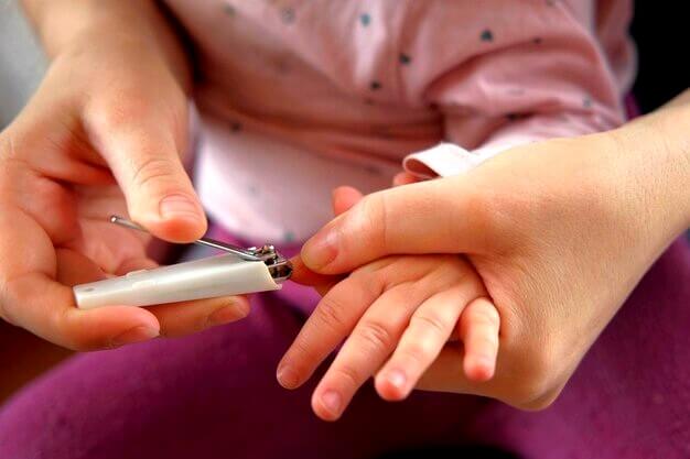 Couper les ongles d'un petit enfant