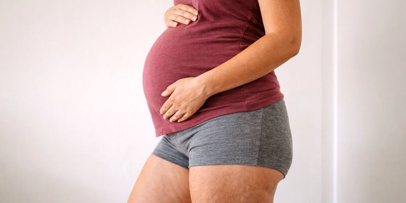 Femme enceinte en tenue décontractée
