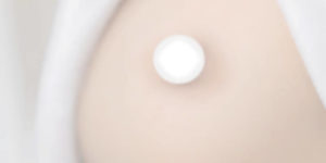 Bouton blanc sur peau douce