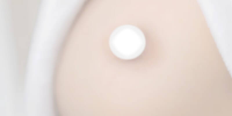 Bouton blanc sur peau douce