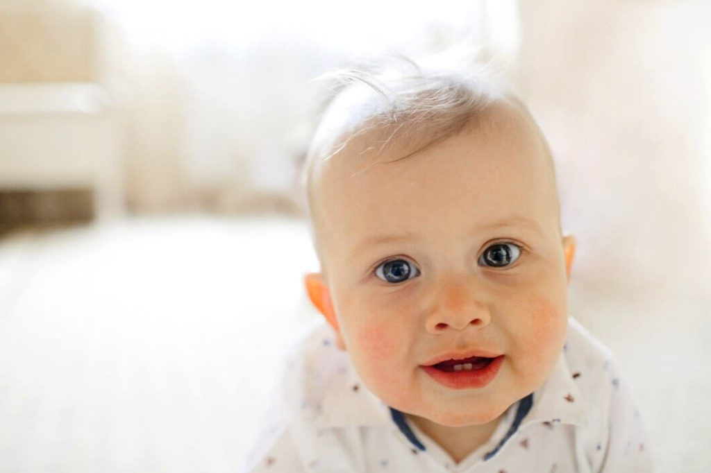 Bébé souriant avec des dents qui poussent